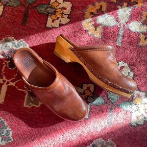 Clara Campus Clog by Frye ✨